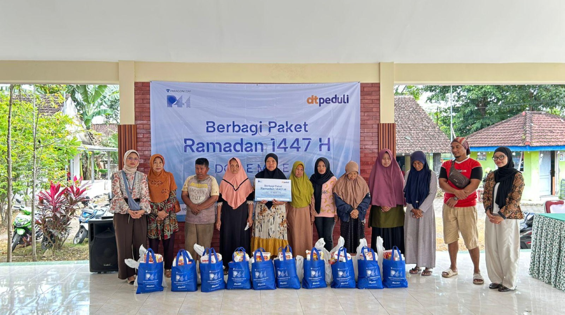 Sinergi Kebaikan, DT Peduli Malang dan PT Paragon Salurkan Bingkisan Lebaran di Wilayah Tapal Kuda 