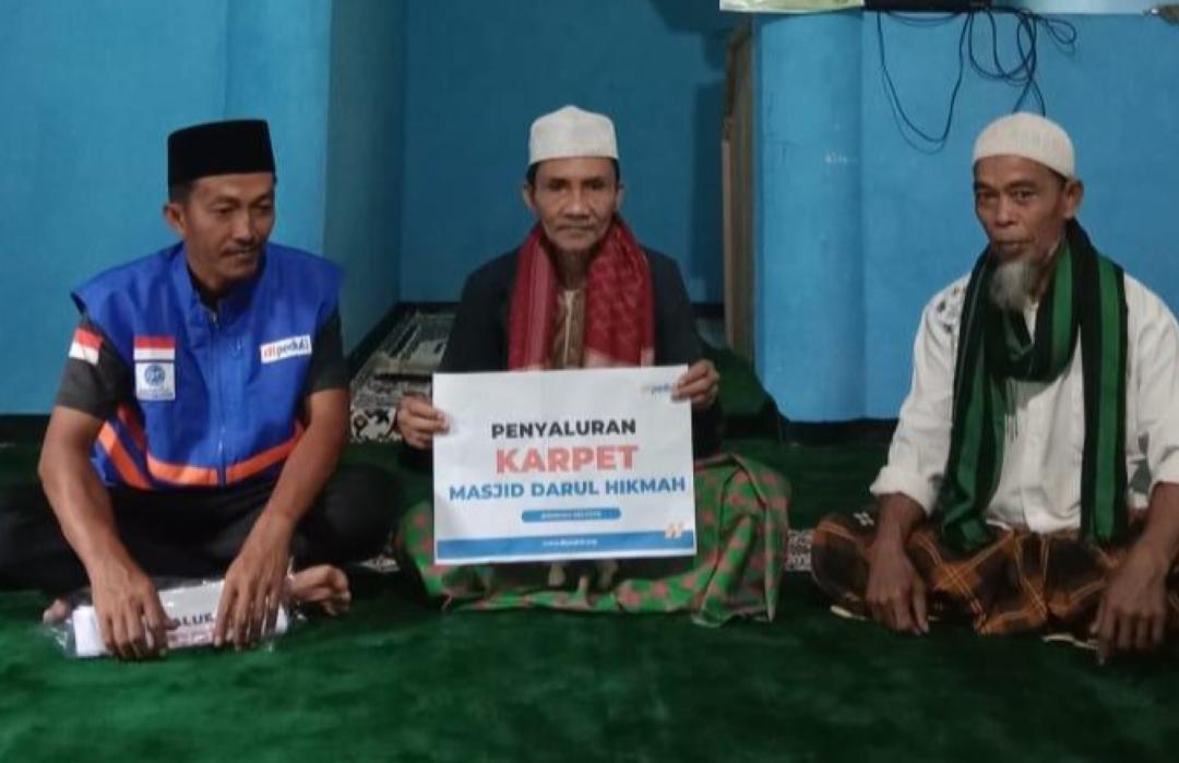 Tingkatkan Kenyamanan Ibadah, DT Peduli Bandung Salurkan Karpet untuk Masjid Daarul Hikmah, Garut 