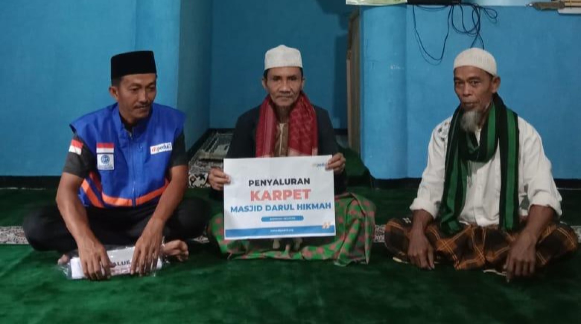 Tingkatkan Kenyamanan Ibadah, DT Peduli Bandung Salurkan Karpet untuk Masjid Daarul Hikmah, Garut 
