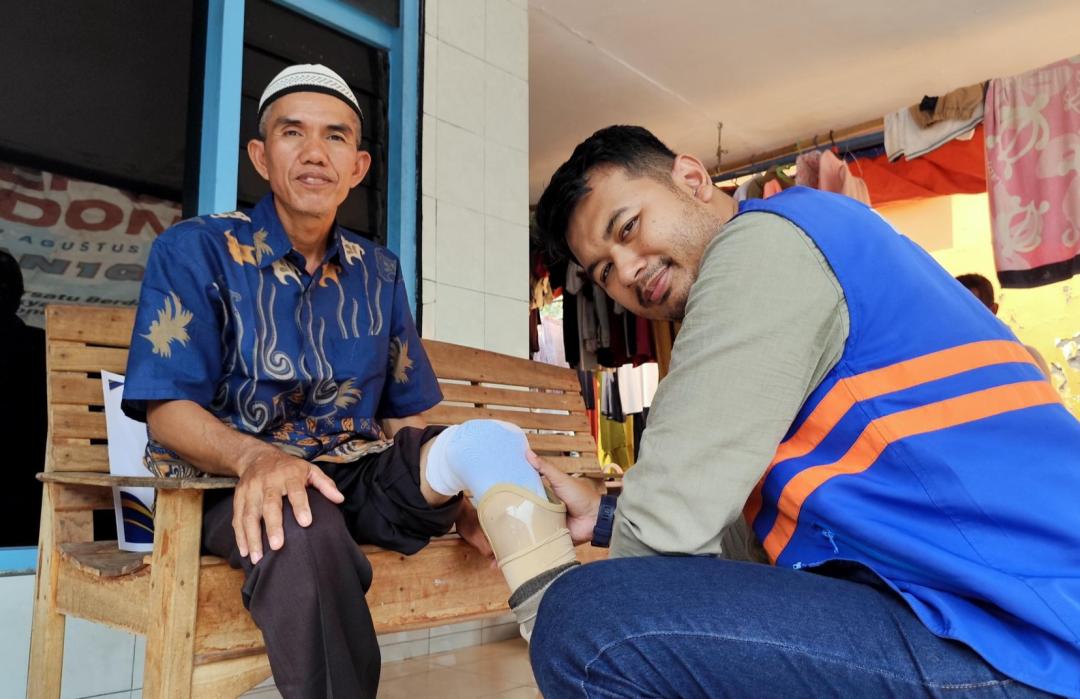 Husin dan Wastono Gembira Mendapat Kaki dan Tangan Palsu dari DT Peduli Cirebon 