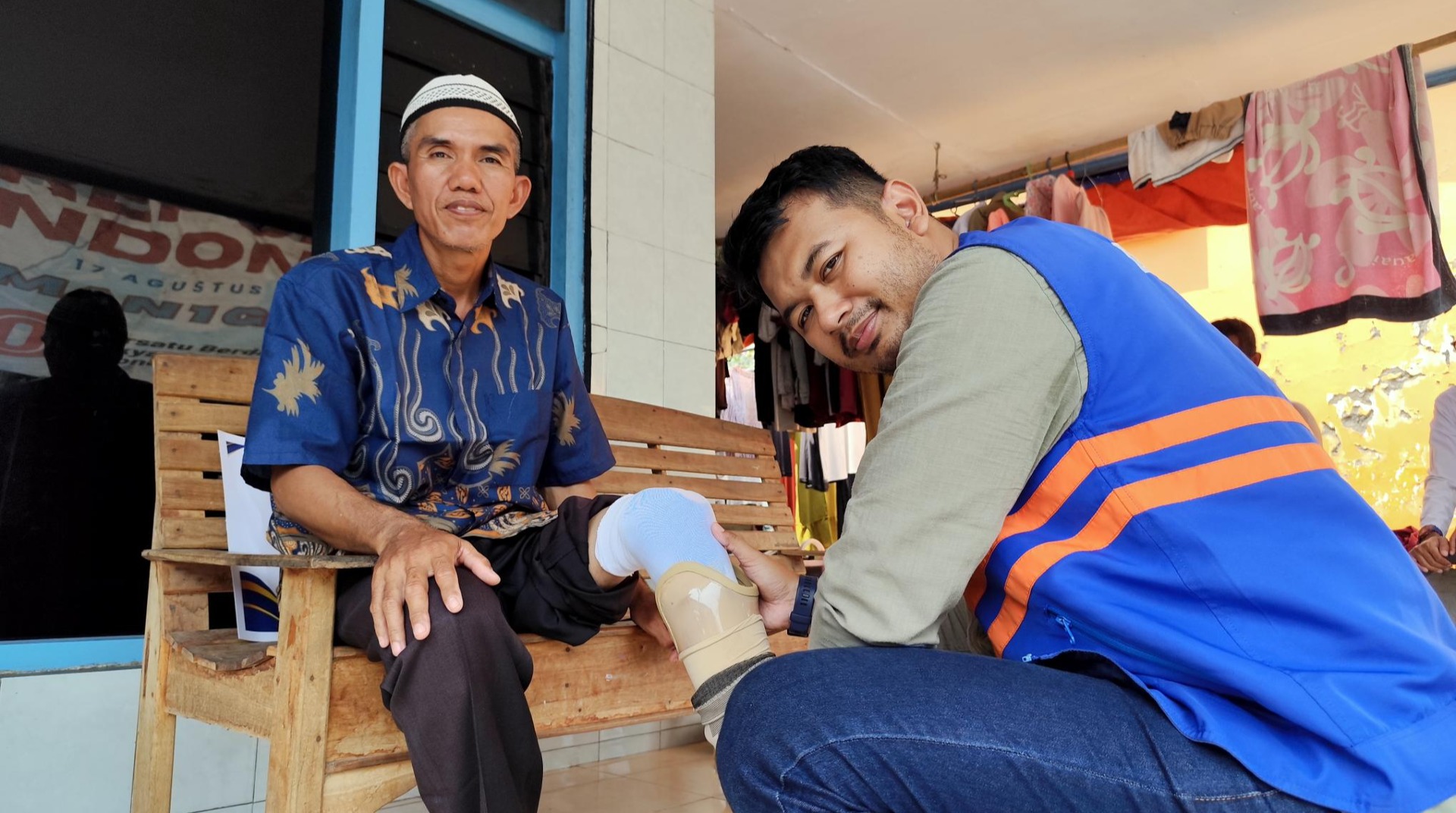 Husin dan Wastono Gembira Mendapat Kaki dan Tangan Palsu dari DT Peduli Cirebon 