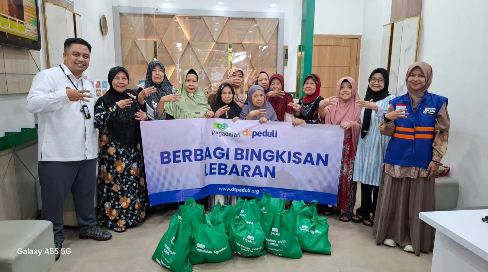 Pegadaian UPC Kalibata Salurkan Paket Bingkisan Lebaran Melalui DT Peduli Jakarta 