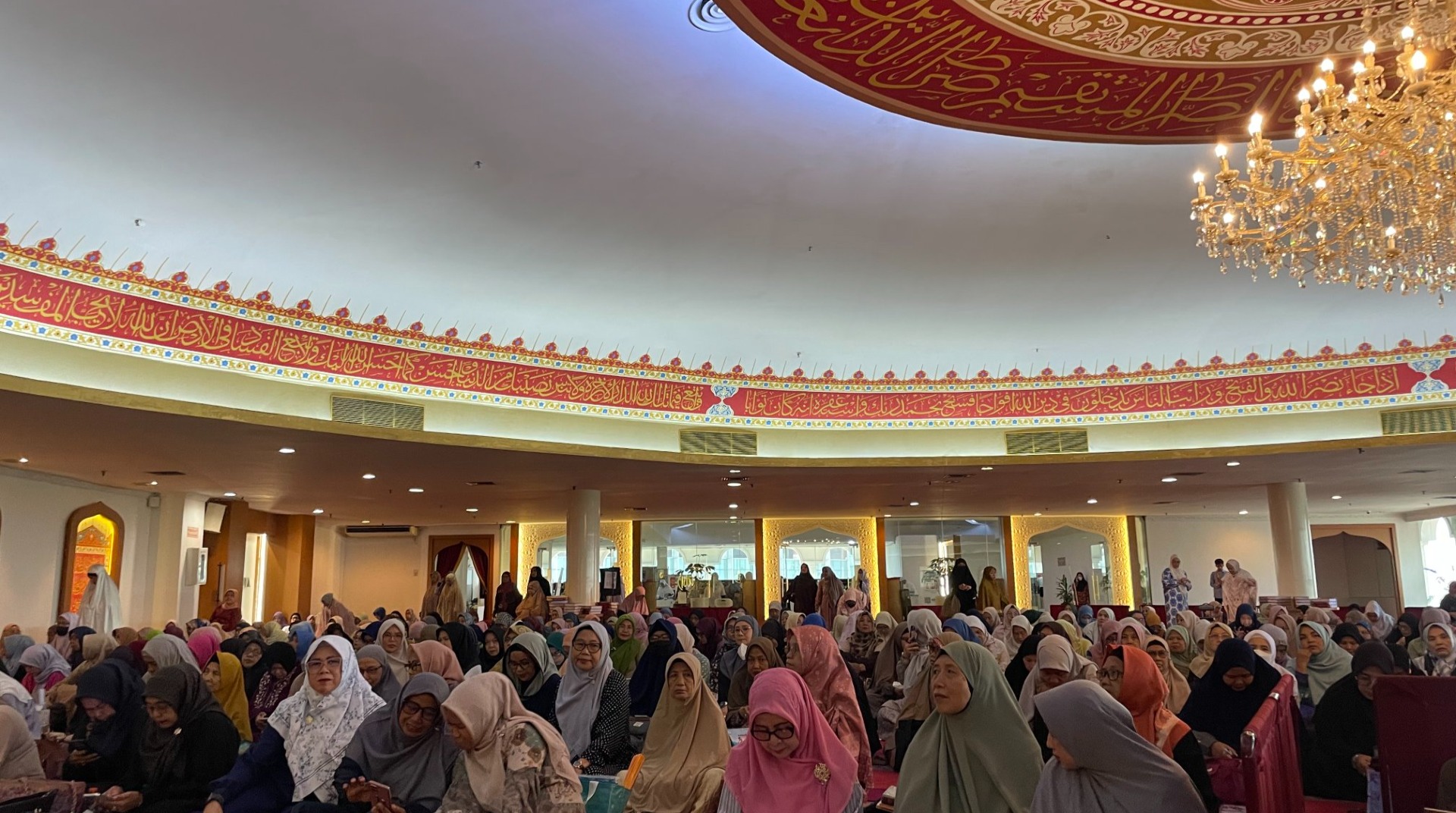   Jamaah Padati Kajian Al-Hikam dan Halal Bi Halal Bersama Aa Gym di Masjid Alatief Pasar Raya Blok M 