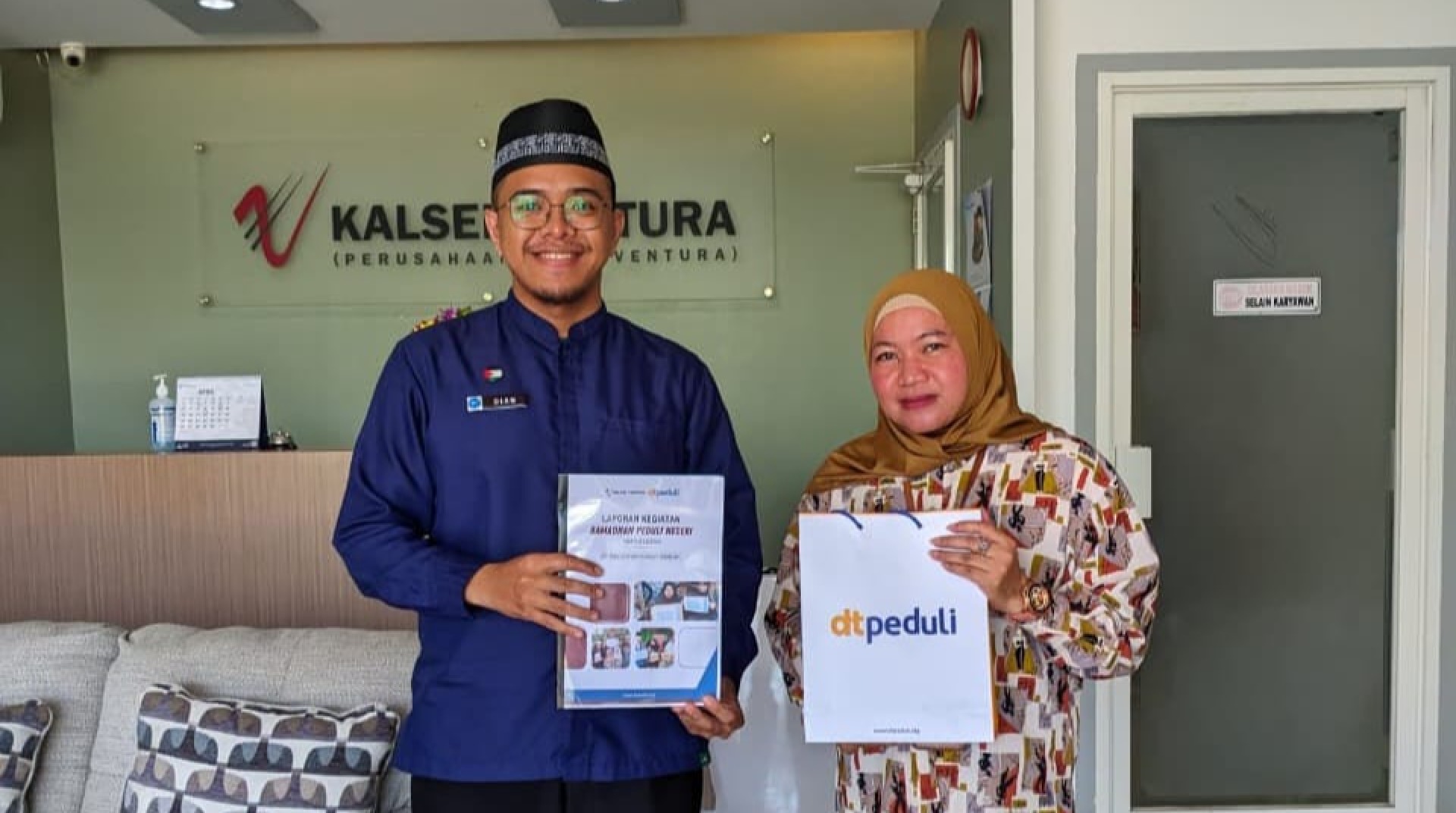 DT Peduli Kalsel Serahkan Laporan Ramadhan Peduli Negeri 2026 kepada PT. Sarana Kalsel Ventura