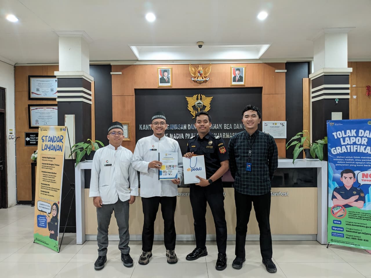 DT Peduli Kalsel Serahkan Laporan Kegiatan Ramadhan Peduli Negeri 2026 kepada Bea Cukai Banjarmasin