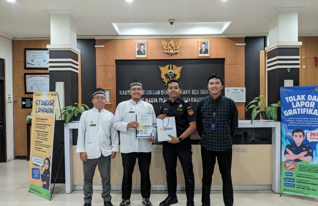 DT Peduli Kalsel Serahkan Laporan Kegiatan Ramadhan Peduli Negeri 2026 kepada Bea Cukai Banjarmasin
