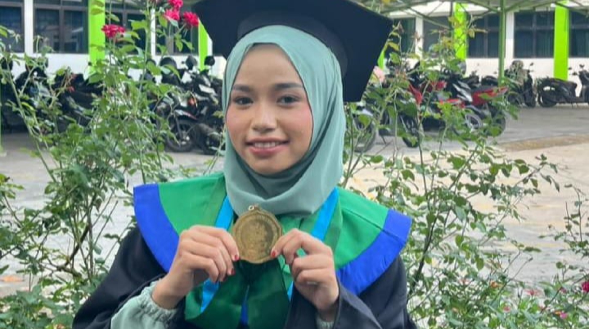 Yuliana, Penerima Manfaat Beasiswa Mahasiswa Unggul DT Peduli Solo Kini Resmi Menyandang Gelar Sarjana 