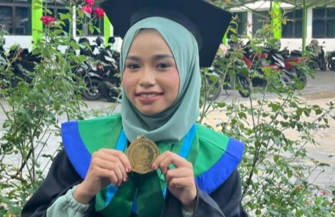 Yuliana, Penerima Manfaat Beasiswa Mahasiswa Unggul DT Peduli Solo Kini Resmi Menyandang Gelar Sarjana 