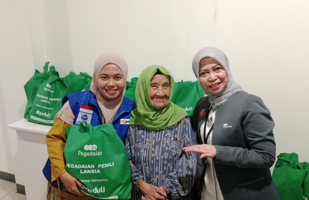 DT Peduli Jakarta Bersama Pegadaian UPC Pasar Minggu Salurkan Paket Bingkisan Lebaran untuk Lansia 