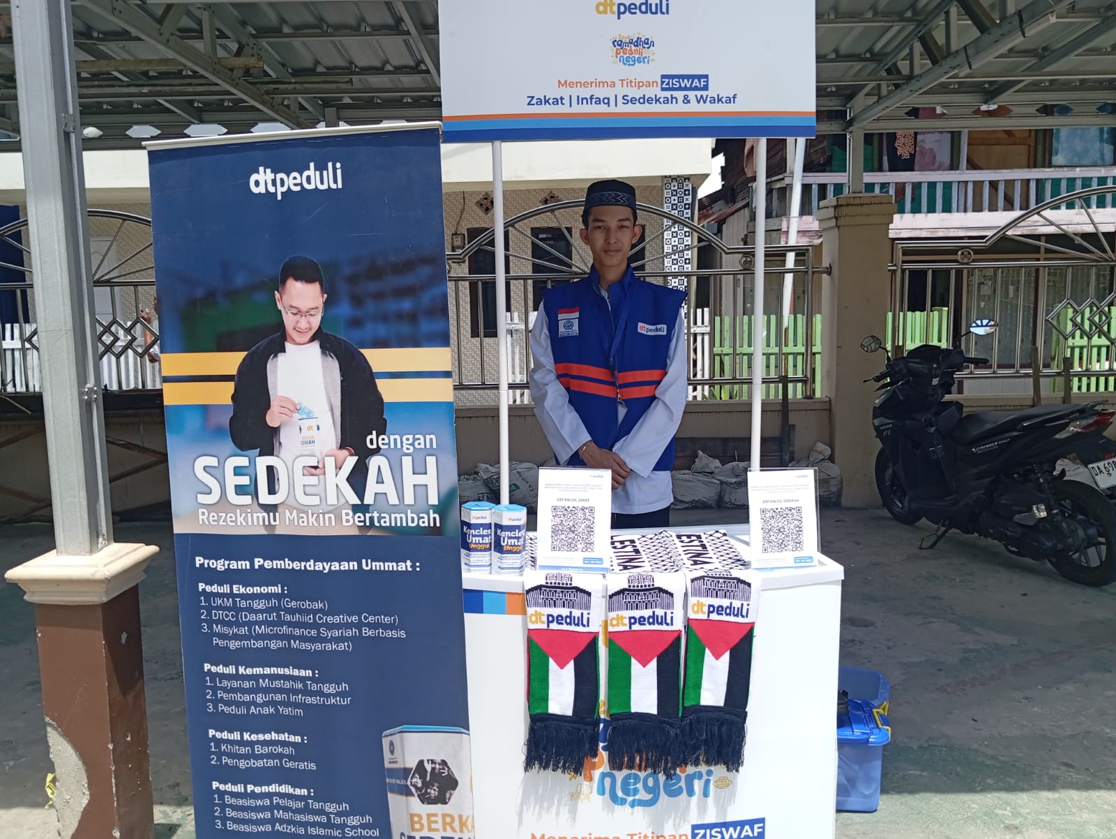 Hadirkan Gerai ZISWAF di Masjid Jami Qomaruddin, DT Peduli Kalsel Ajak Jamaah Raih Berkah Jumat