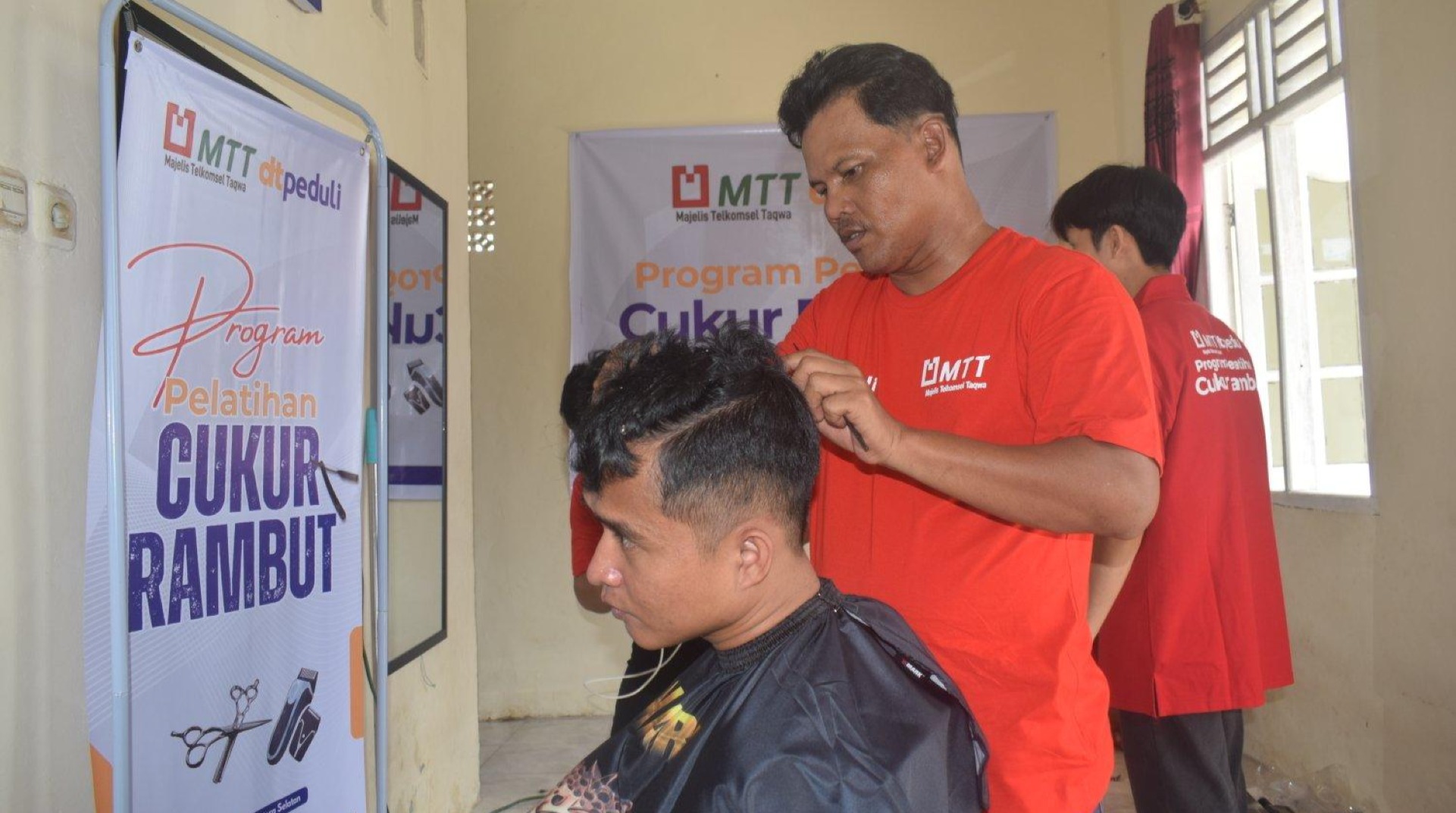 DT Peduli Sumsel dan MTT Sumbagsel Gelar Pelatihan Cukur Rambut untuk Tingkatkan Kemandirian Ekonomi
