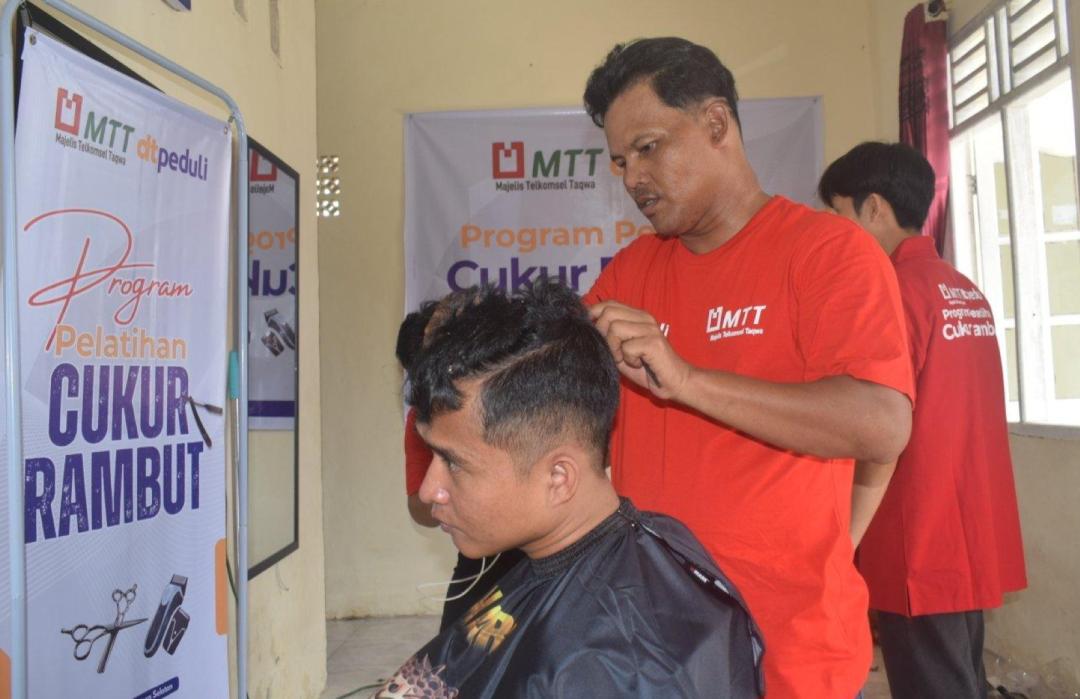 DT Peduli Sumsel dan MTT Sumbagsel Gelar Pelatihan Cukur Rambut untuk Tingkatkan Kemandirian Ekonomi