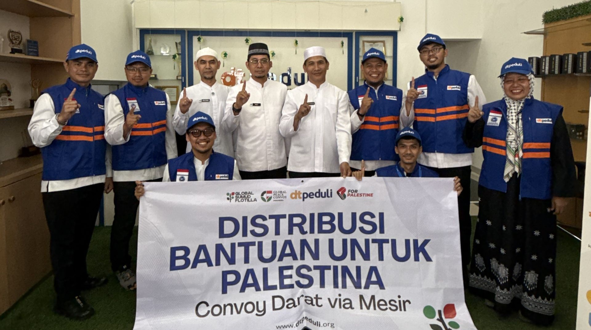 Relawan DT Peduli Kawal Penyaluran 10 Truk Bantuan dari Mesir ke Gaza 