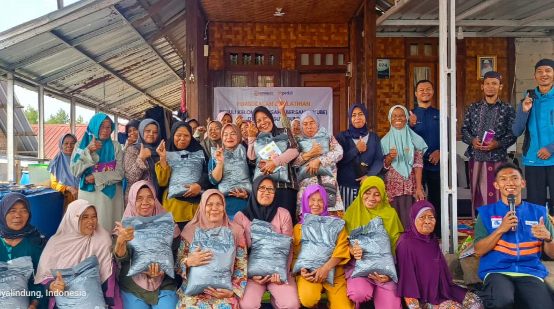 Pelatihan Produksi Pupuk Kompos Dorong Kemandirian Ekonomi Warga Kampung Haji Sukabumi