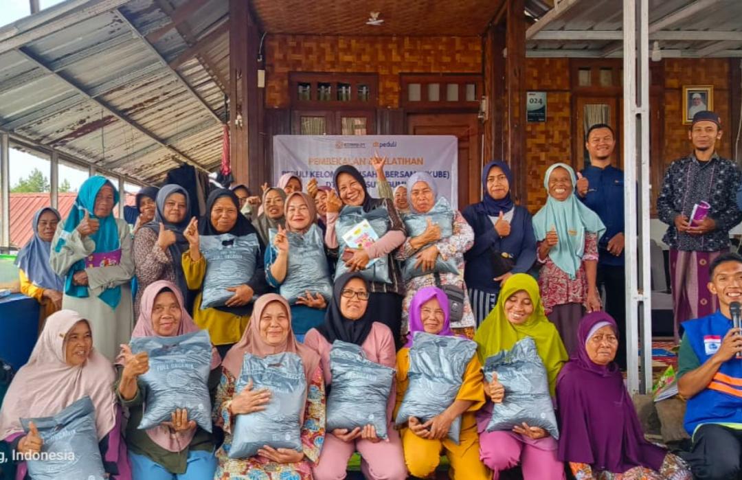 Pelatihan Produksi Pupuk Kompos Dorong Kemandirian Ekonomi Warga Kampung Haji Sukabumi