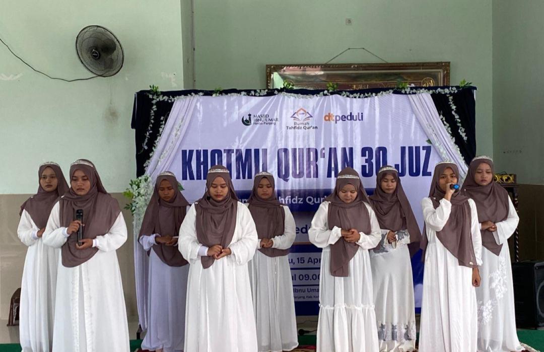 DT Peduli Riau Bersama Santri RTQ Masjid Ibnu Umar Gelar Khotmil Qur’an 30 Juz