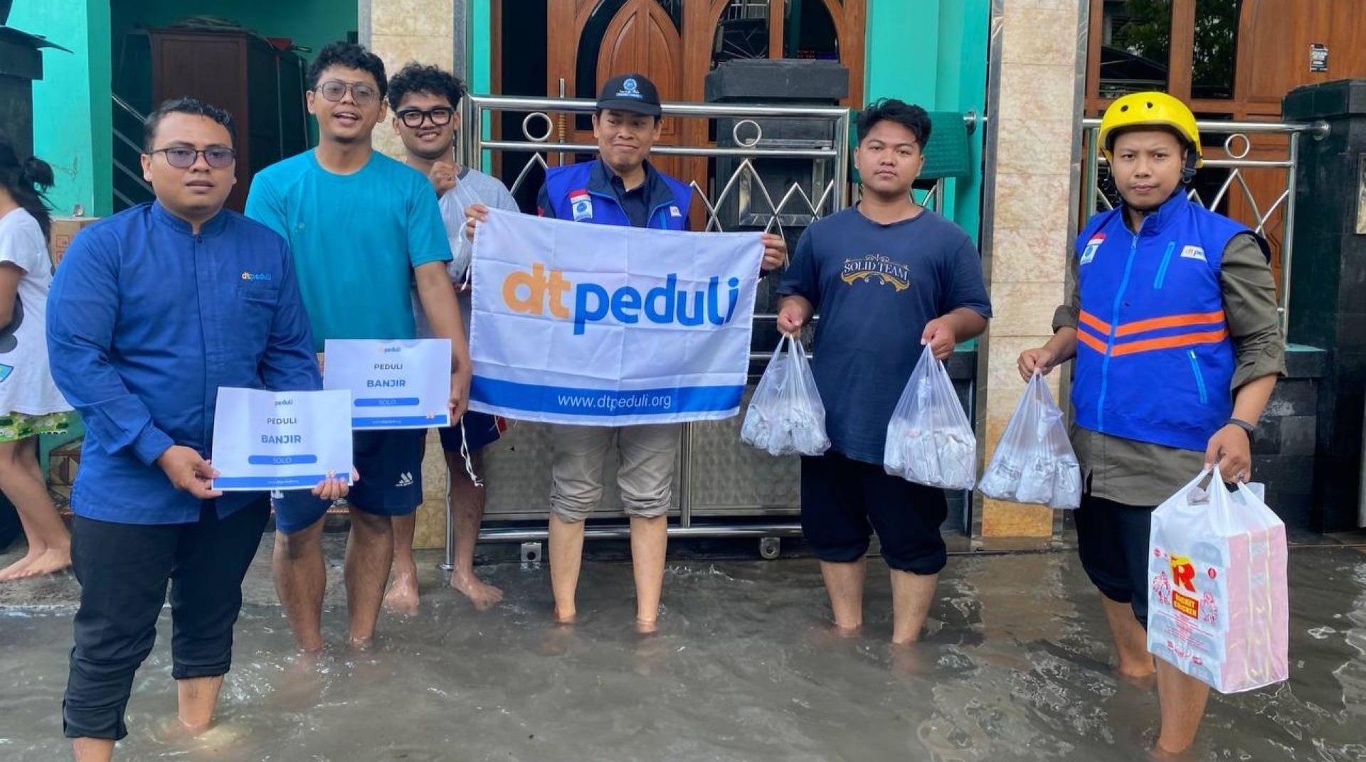 Respon Cepat  Banjir Solo, DT Peduli Salurkan Makanan Siap Saji untuk Penyintas di Sukoharjo 