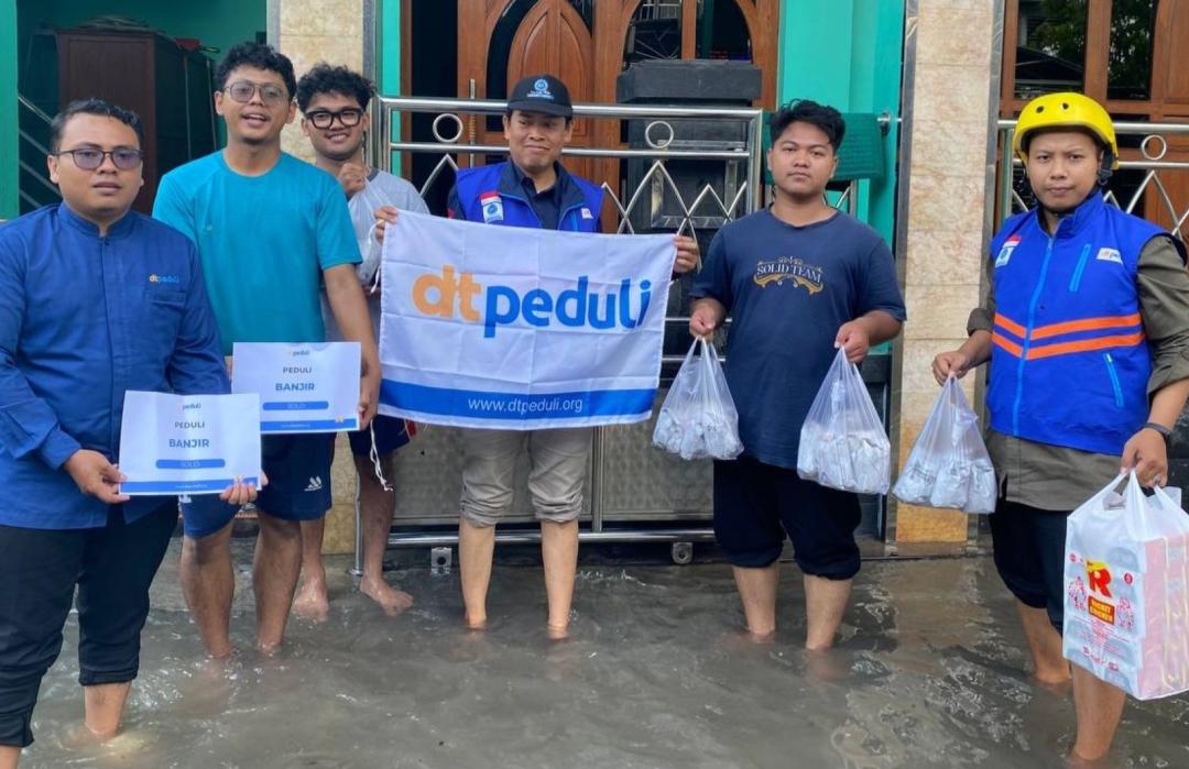 Respon Cepat  Banjir Solo, DT Peduli Salurkan Makanan Siap Saji untuk Penyintas di Sukoharjo 
