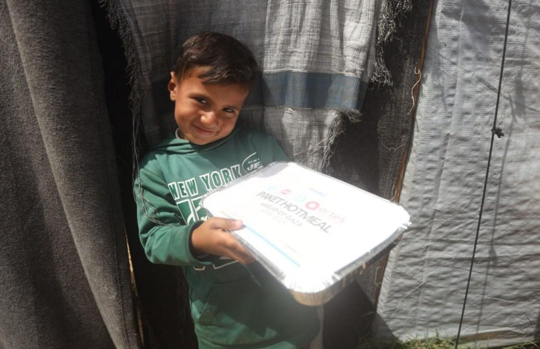 Penuhi Kebutuhan Gizi, DT Peduli Salurkan Hotmeal untuk Warga Gaza 