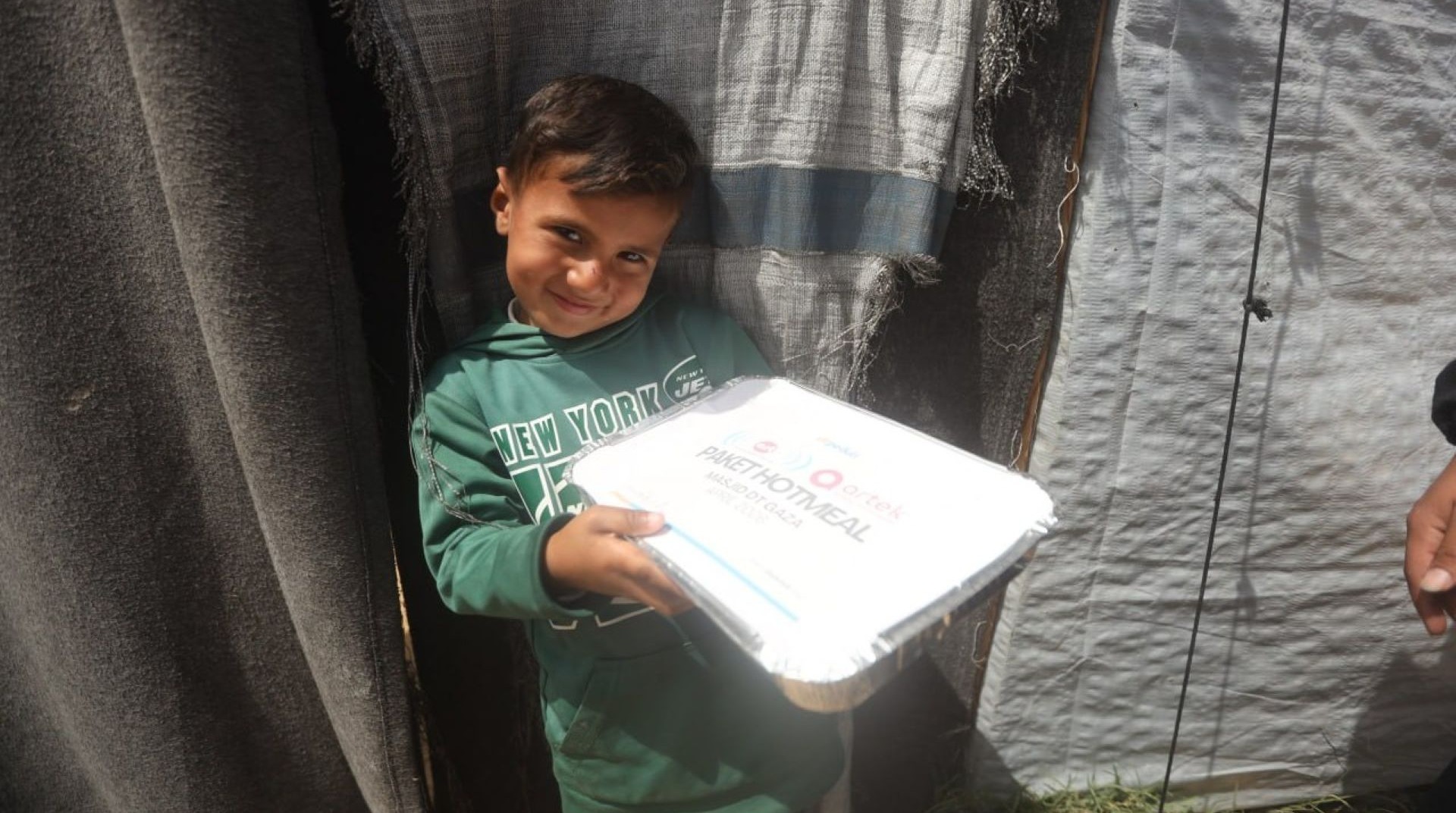 Penuhi Kebutuhan Gizi, DT Peduli Salurkan Hotmeal untuk Warga Gaza 