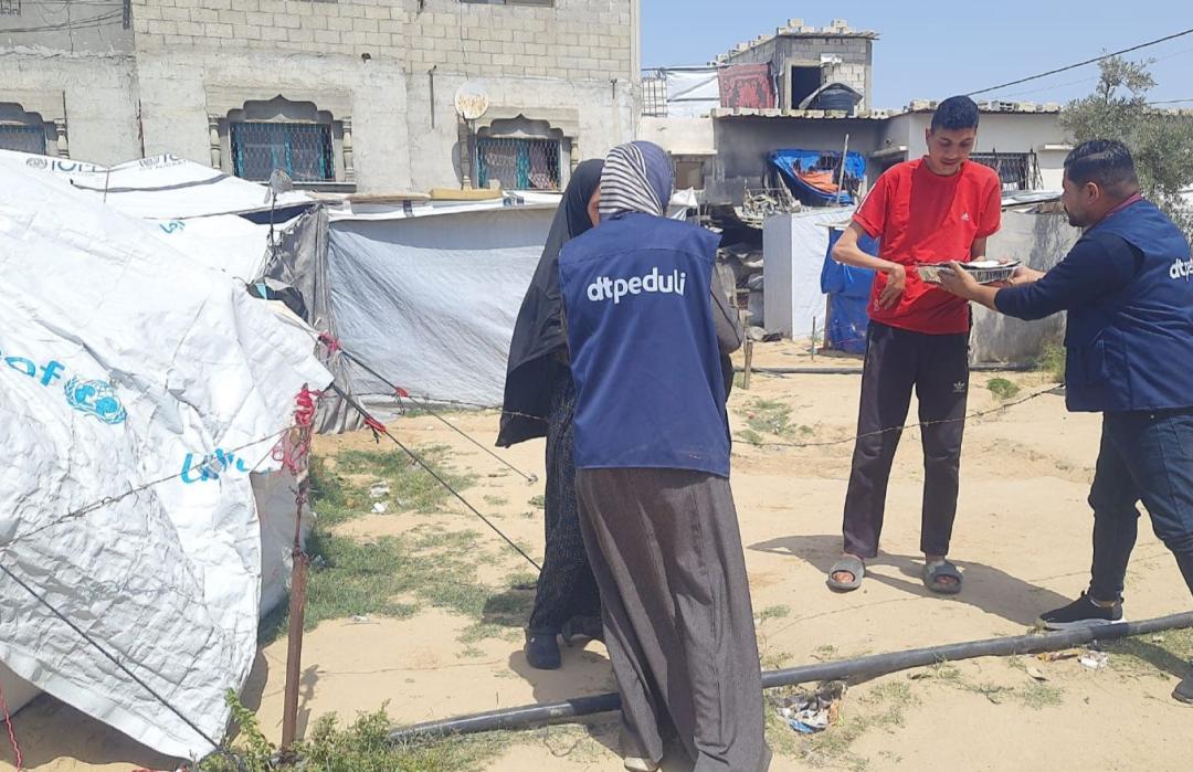 Ringankan Duka Palestina, DT Peduli Salurkan Hotmeal untuk Pengungsi Disabilitas di Gaza 
