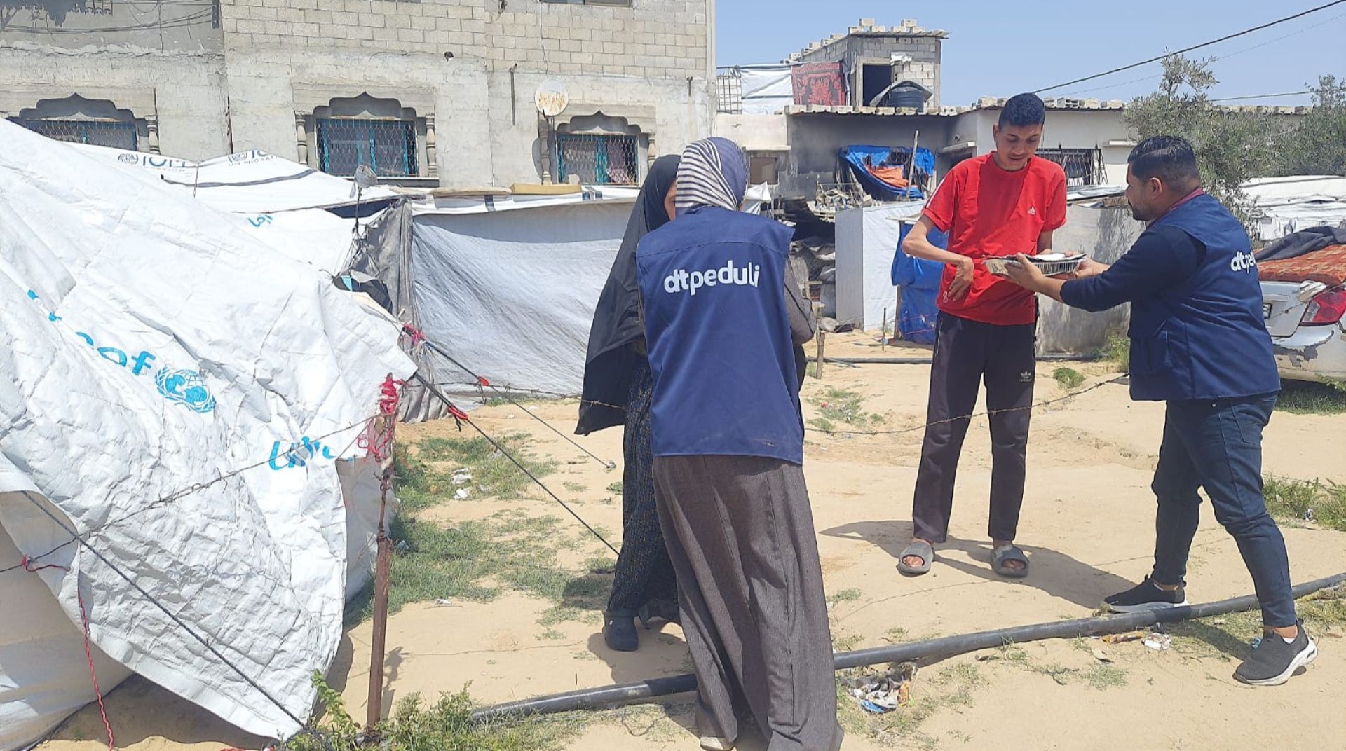 Ringankan Duka Palestina, DT Peduli Salurkan Hotmeal untuk Pengungsi Disabilitas di Gaza 