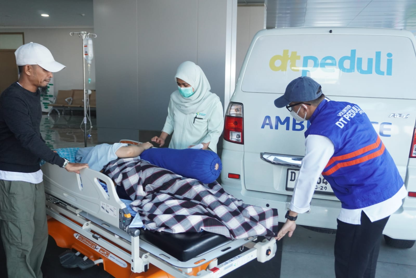 DT Peduli Sulsel Antar Pasien Pascaoperasi Saraf Tulang Belakang ke Perumahan Barongbong Indah 