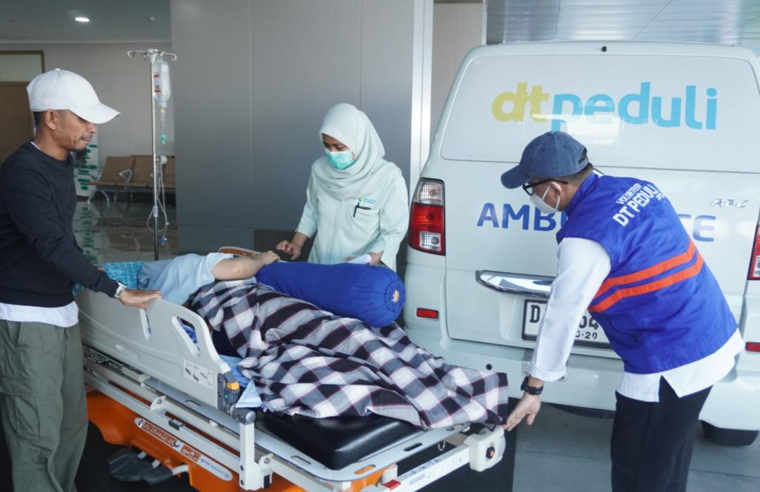 DT Peduli Sulsel Antar Pasien Pascaoperasi Saraf Tulang Belakang ke Perumahan Barongbong Indah 