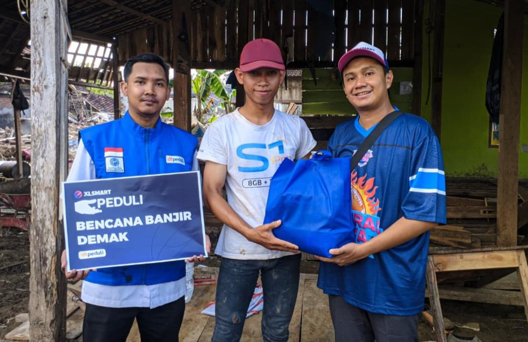 XL Smart dan DT Peduli Jawa Tengah Salurkan Paket Sembako untuk Warga Terdampak Banjir di Demak 