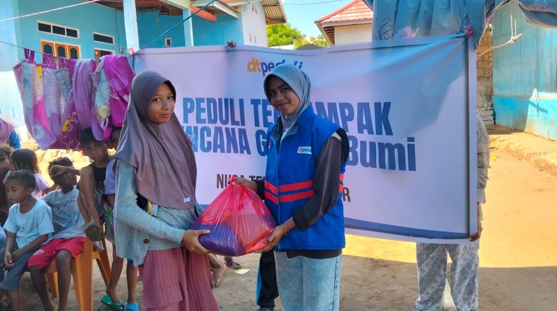 Gempa Beruntun Guncang Lembata dan Flores Timur, DT Peduli Salurkan Tenda dan Sembako untuk Penyintas 