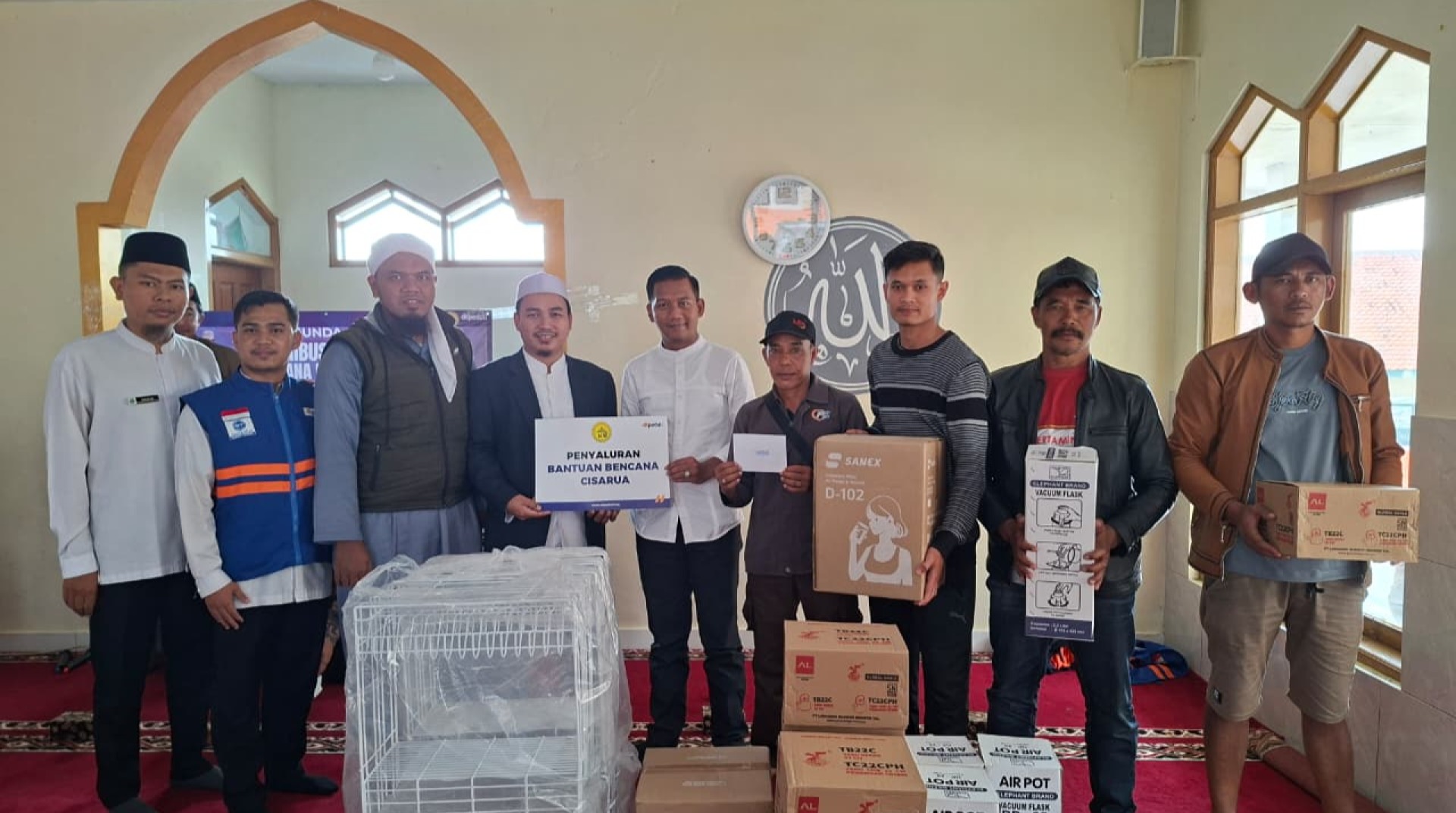 DT Peduli Bandung dan Alam Sunda Group Salurkan Bantuan untuk Masyarakat Cisarua Pascabencana