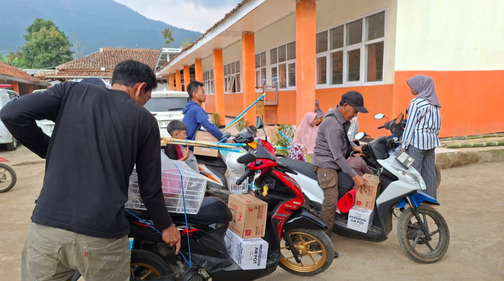 DT Peduli Bandung Bersama Donatur Salurkan Bantuan untuk Warga Terdampak Longsor di Cisarua