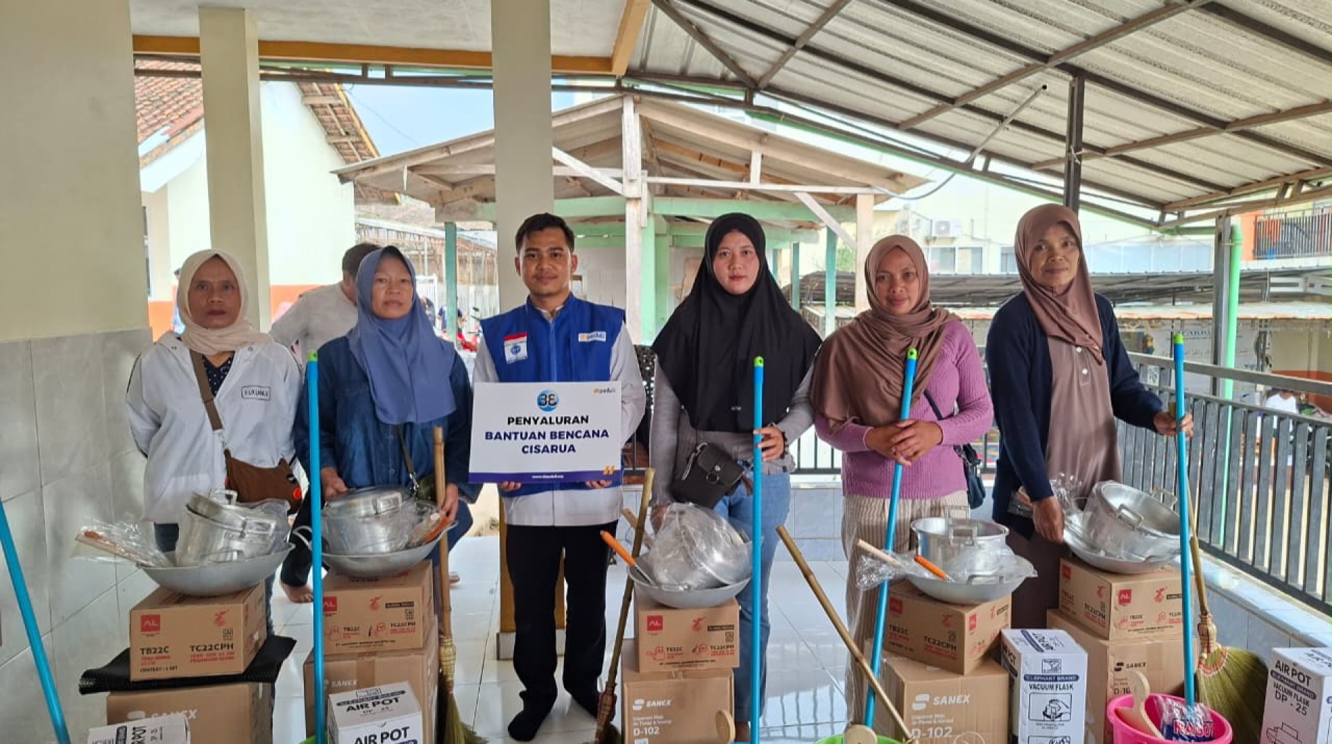 Salurkan Bantuan Perabot Rumah Tangga, DT Peduli Bandung dan PT. Salsa Beri Harapan Baru Bagi Warga Terdampak Bencana di Cisarua 