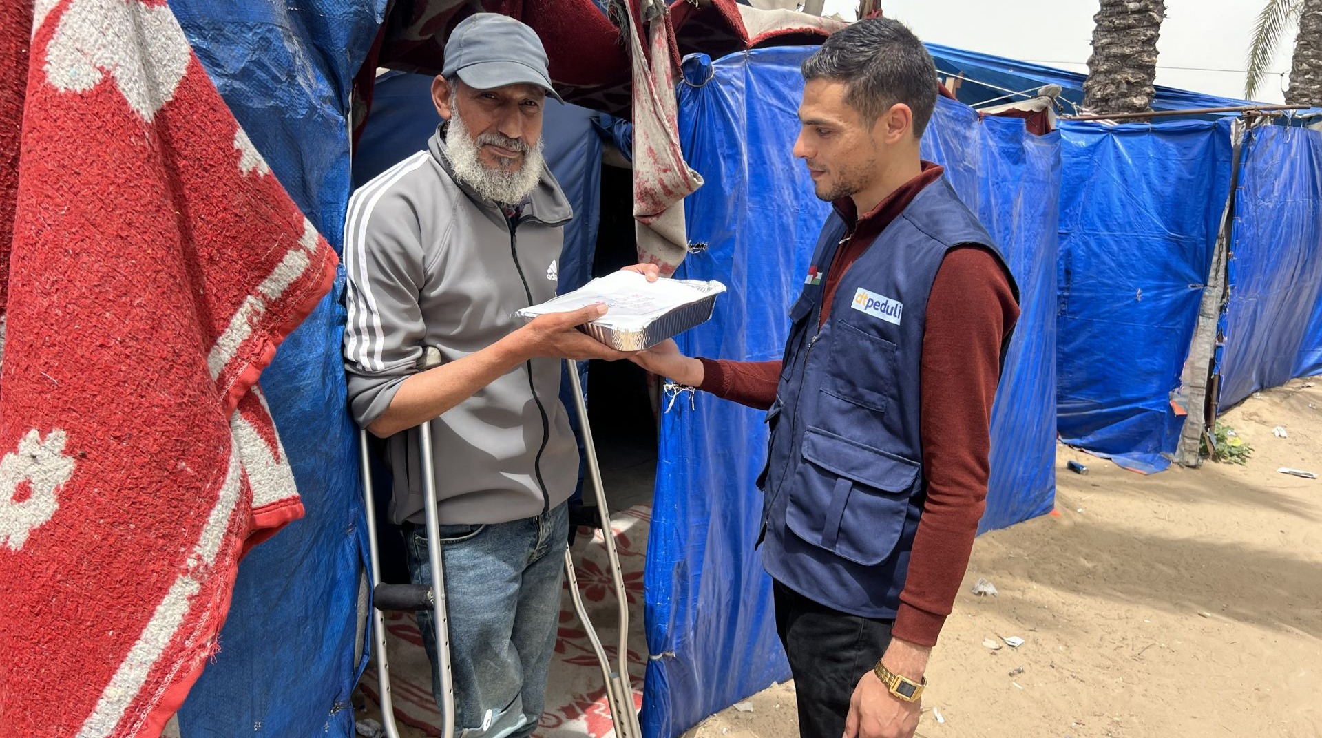 DT Peduli Salurkan Ratusan Paket Hotmeal untuk Pengungsi Disabilitas di Gaza 