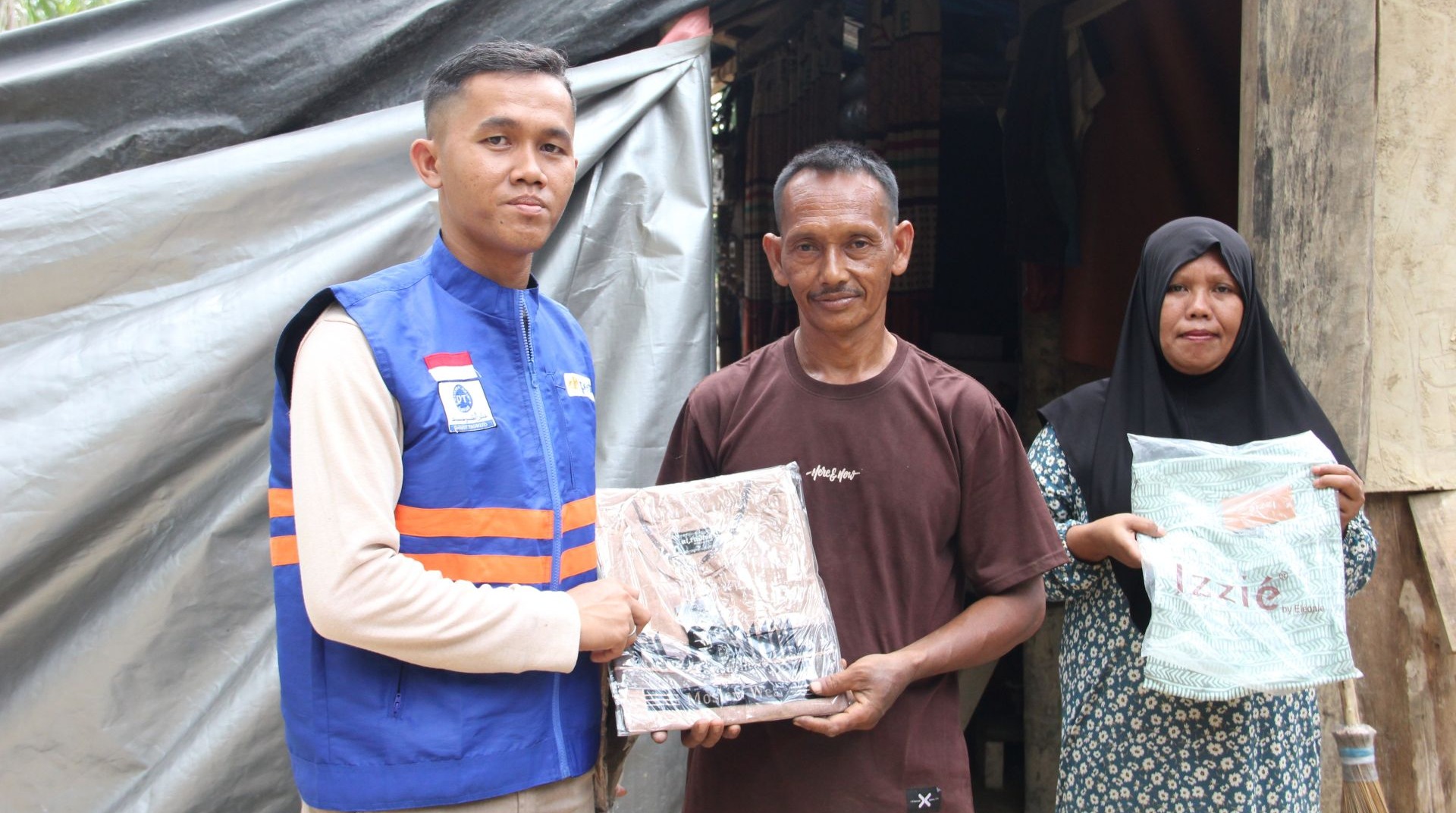 Hadirkan Senyum di Aceh Tamiang, DT Peduli Salurkan 44 Koli Pakaian Baru  