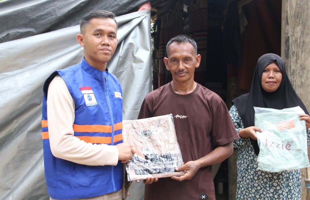 Hadirkan Senyum di Aceh Tamiang, DT Peduli Salurkan 44 Koli Pakaian Baru  