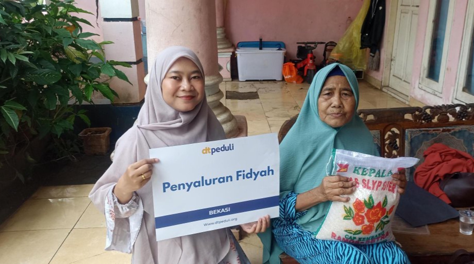 Ikhtiar Ringankan Beban, DT Peduli Bekasi Salurkan Fidyah untuk Masyarakat Prasejahtera 