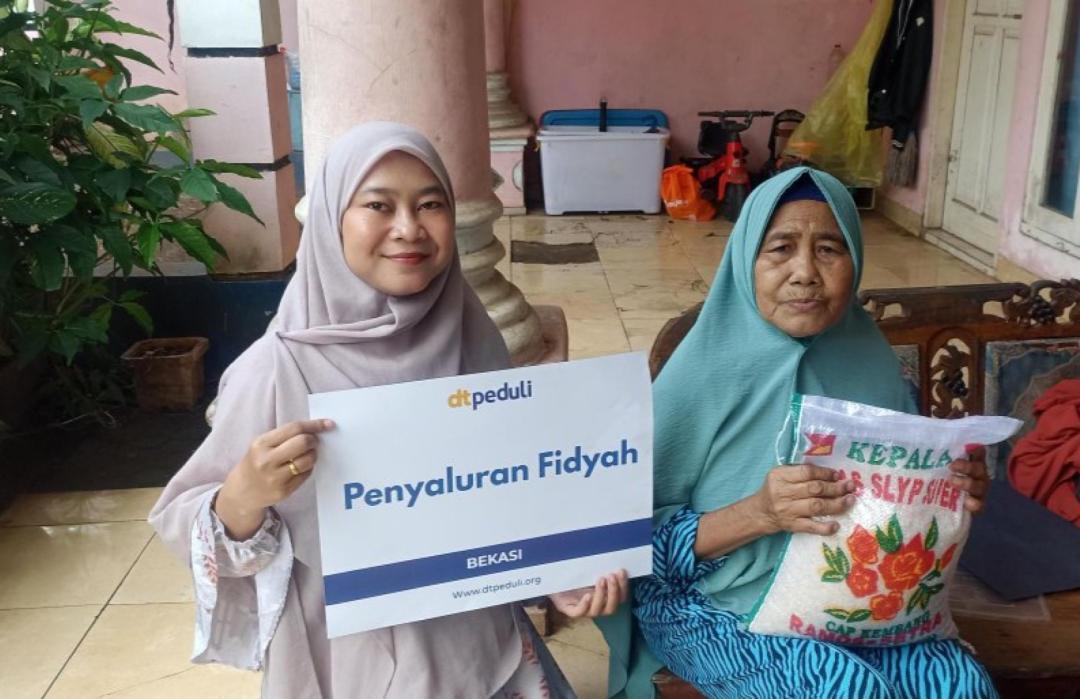 Ikhtiar Ringankan Beban, DT Peduli Bekasi Salurkan Fidyah untuk Masyarakat Prasejahtera 