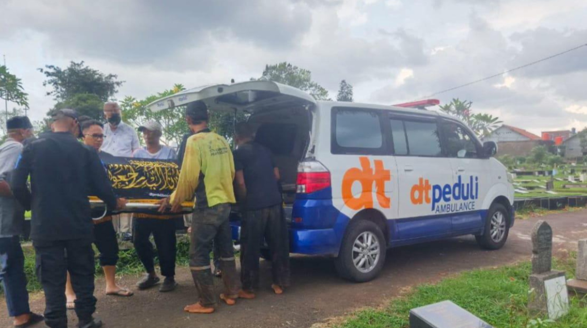 Ambulans DT Peduli Bogor Antarkan Jenazah dengan Penuh Kepedulian Hingga Peristirahatan Terakhir