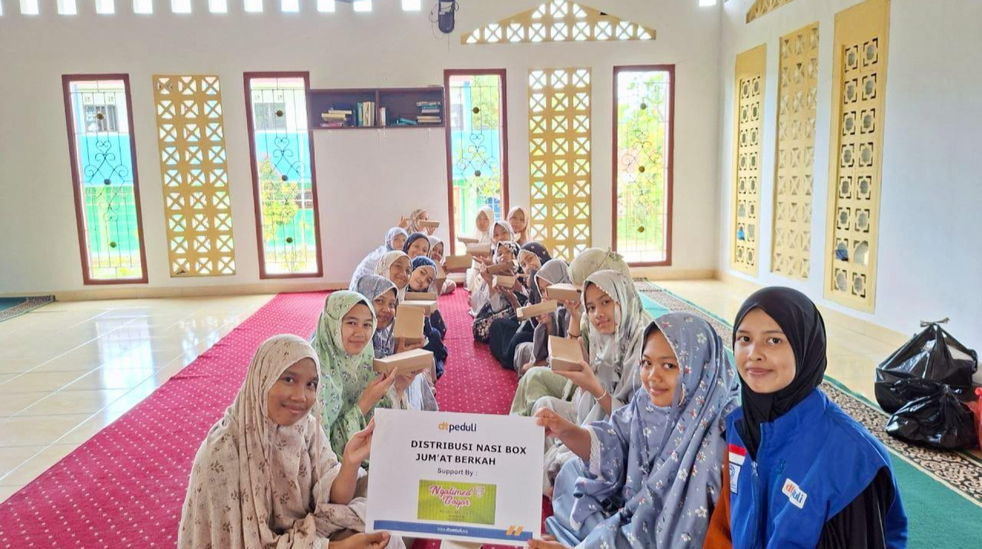 DT Peduli Bogor Salurkan Ratusan Nasi Siap Saji Program Jumat Berkah ke Berbagai Pesantren di Wilayah Bogor 