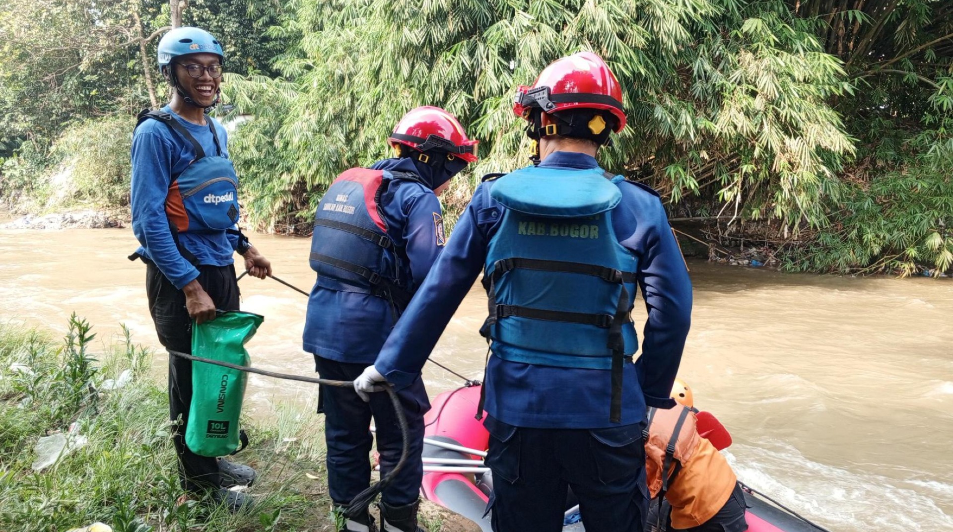 DT Peduli Bogor dan Tim SAR Gabungan Lakukan Pencarian Intensif Anak yang Hanyut di Sungai Ciliwung