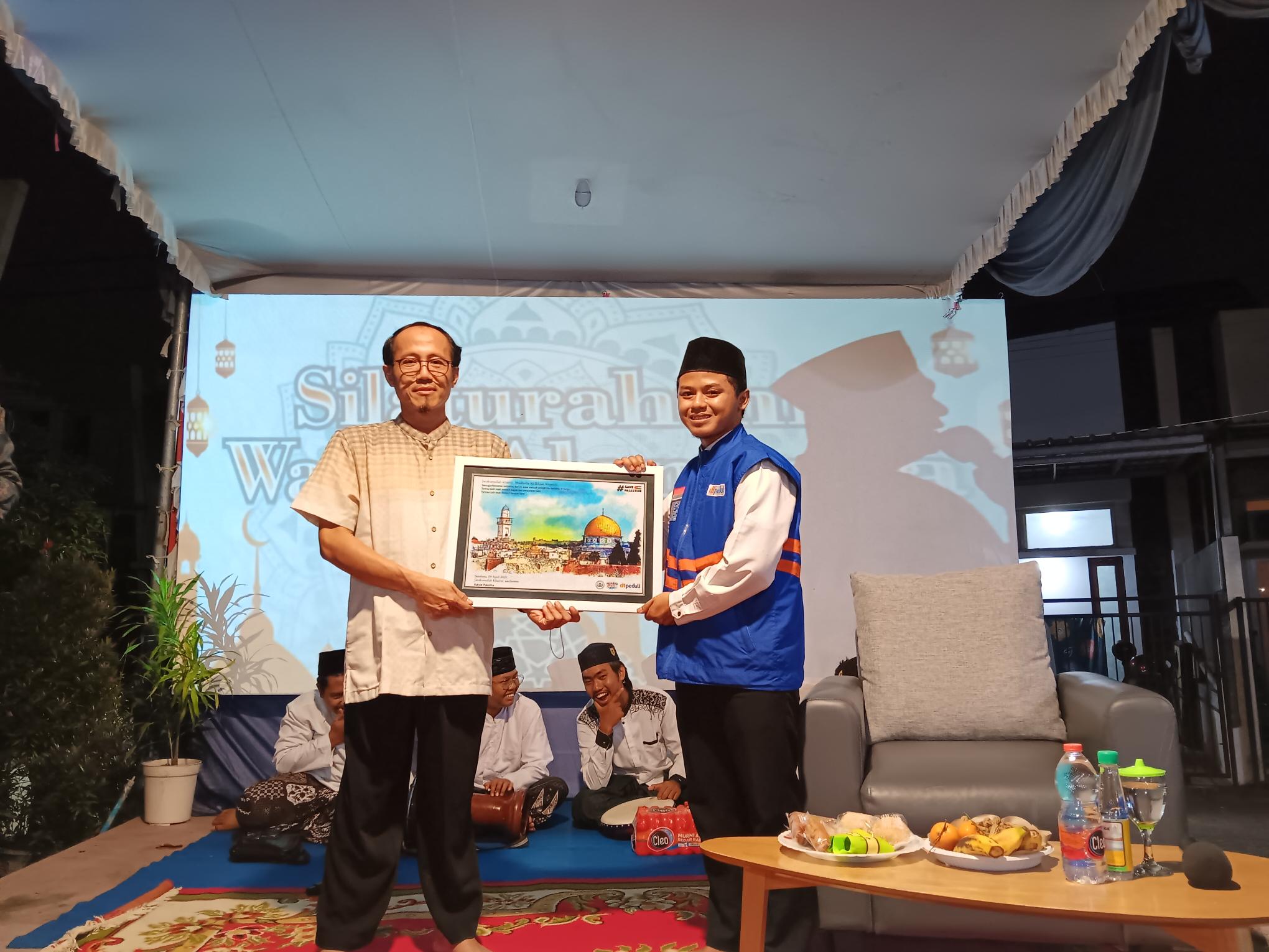 DT Peduli Jatim Serahkan Piagam Penghargaan kepada Mushola Al-Ikhlas Perum De Alamuda Residence