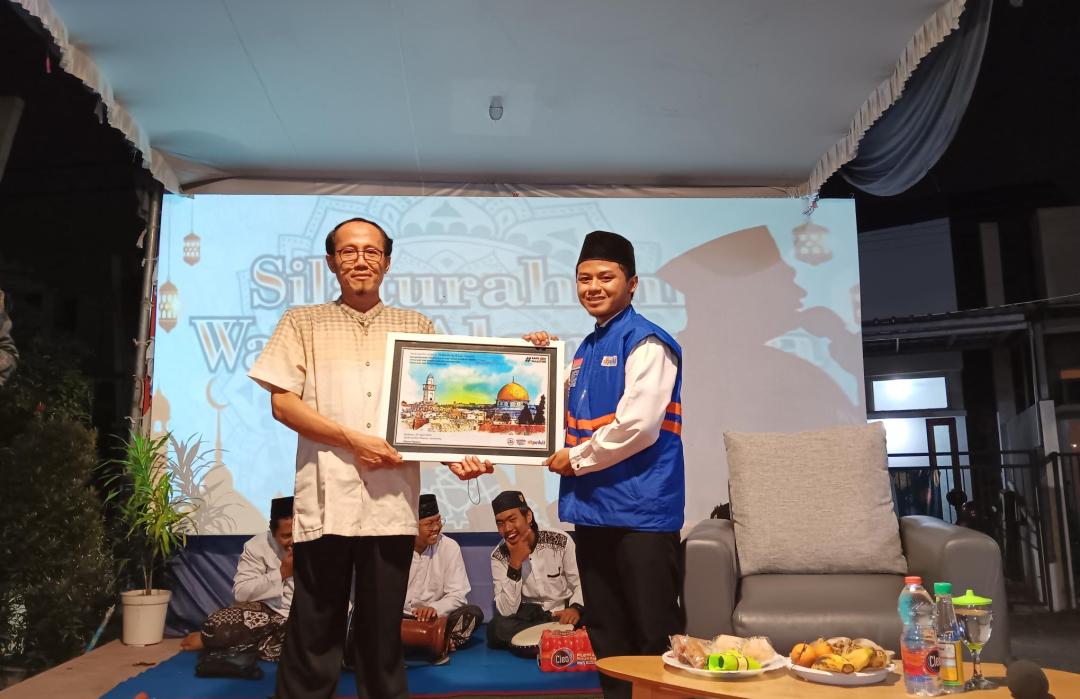 DT Peduli Jatim Serahkan Piagam Penghargaan kepada Mushola Al-Ikhlas Perum De Alamuda Residence