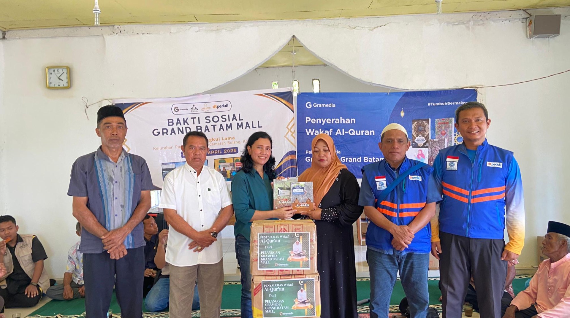 DT Peduli Kepri Bersama Masjid Al-Afdhol Grand Batam Mall dan Gramedia Salurkan Paket Sembako dan Mushaf Al-Qur’an ke Pulau Cengkui Lama