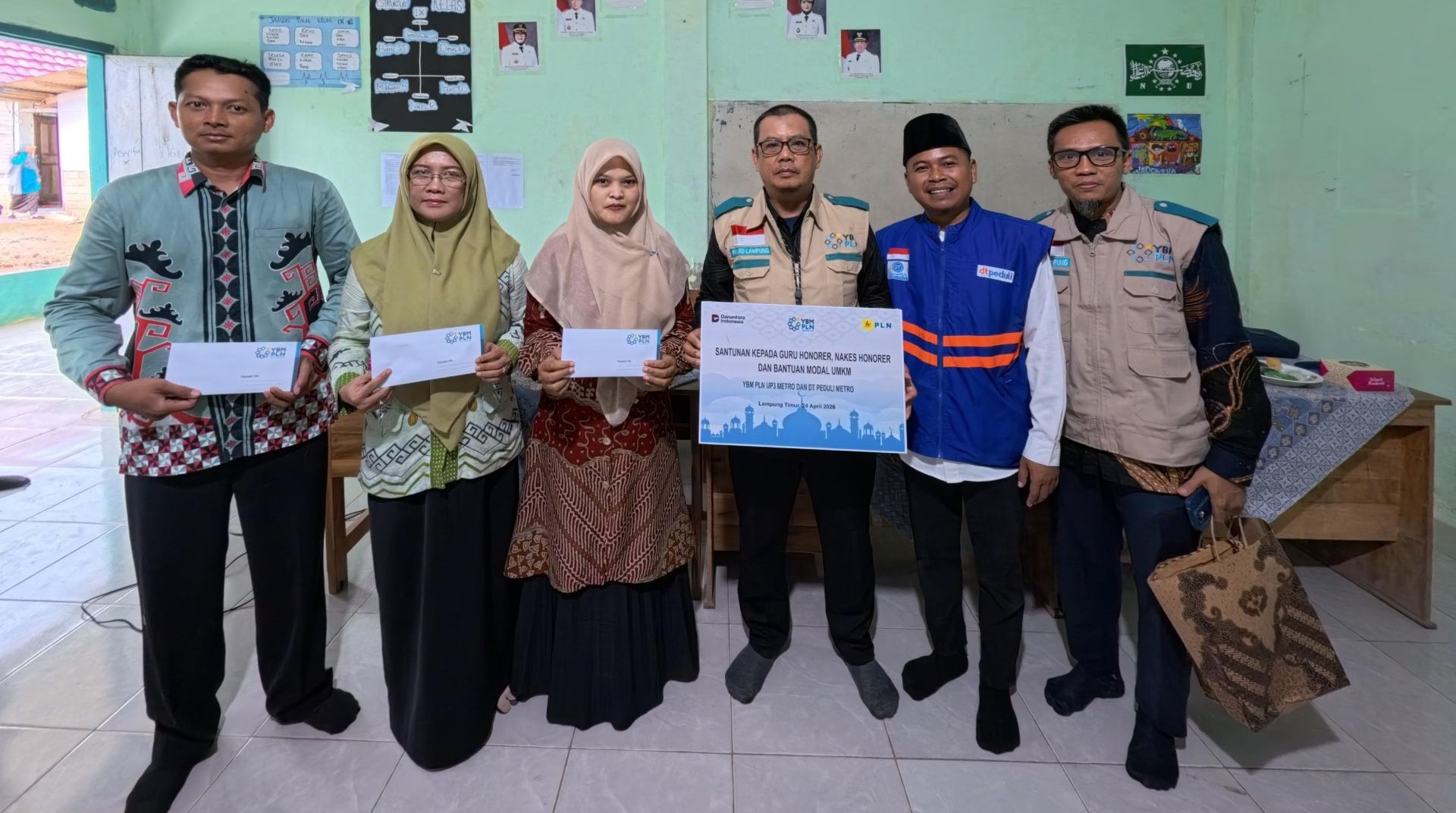 DT Peduli Metro dan YBM PLN Metro Salurkan Bantuan untuk Guru Honorer dan Nakes di Way Jepara 
