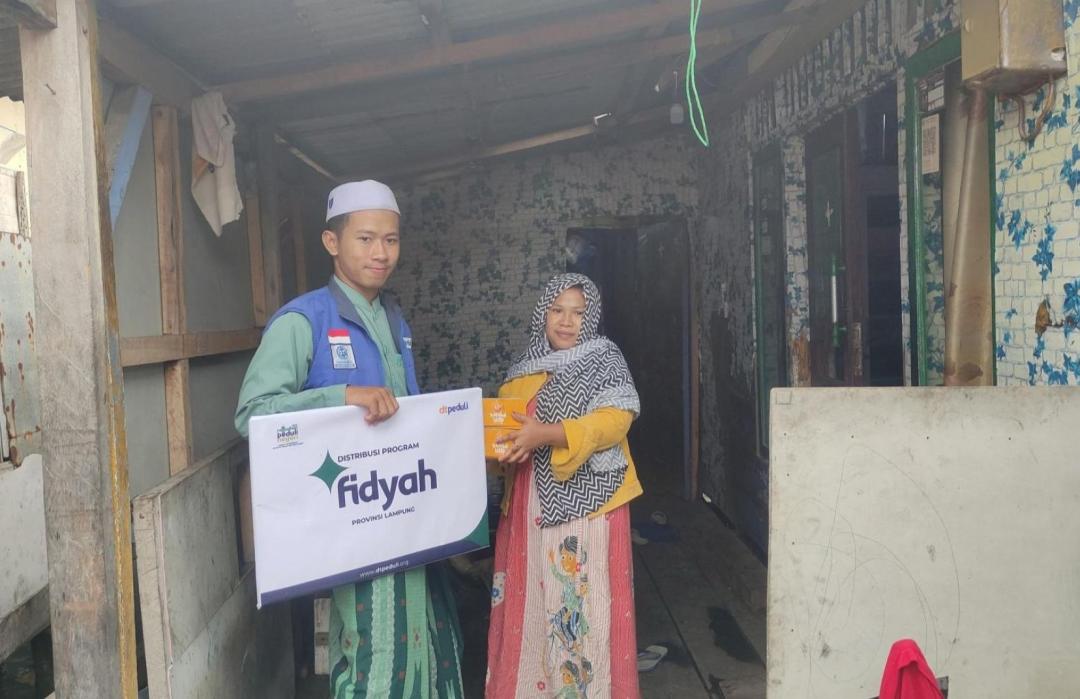 DT Peduli Lampung Salurkan Fidyah untuk Warga Nelayan Gubuk Sero Bumi Waras 