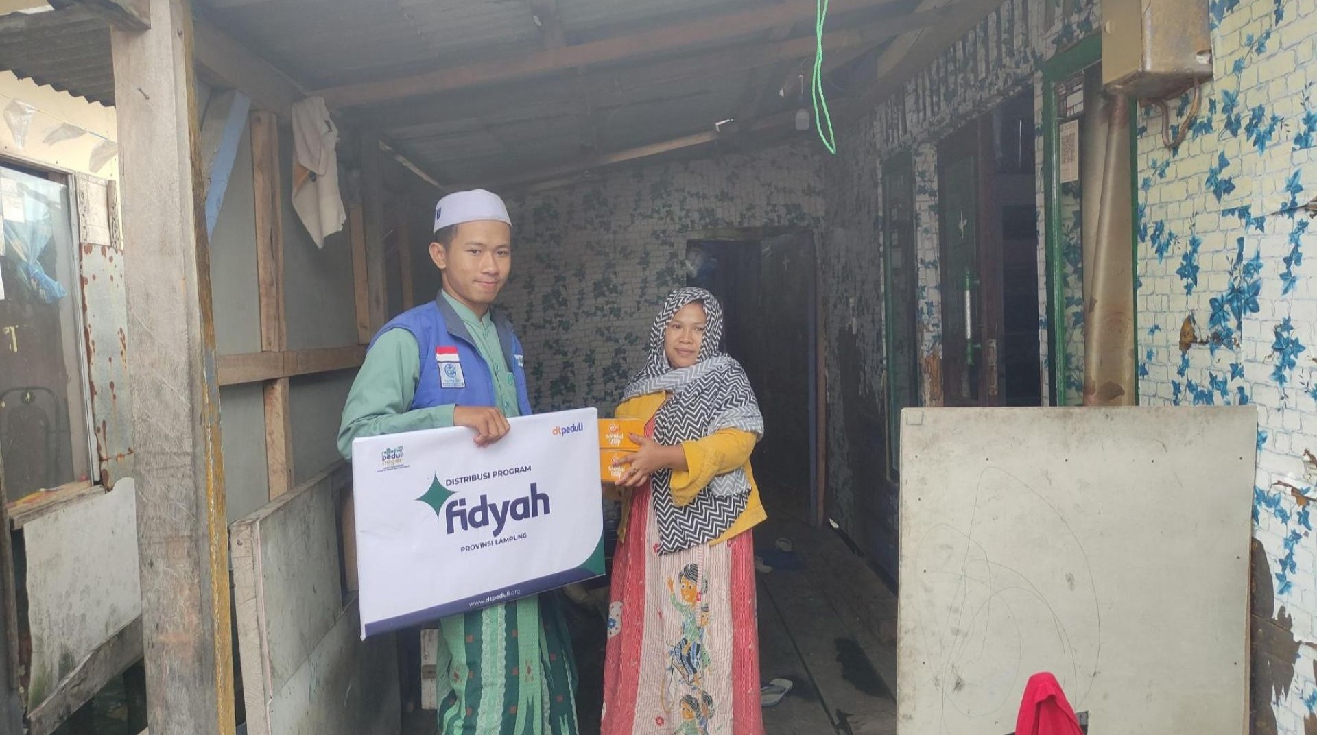 DT Peduli Lampung Salurkan Fidyah untuk Warga Nelayan Gubuk Sero Bumi Waras 