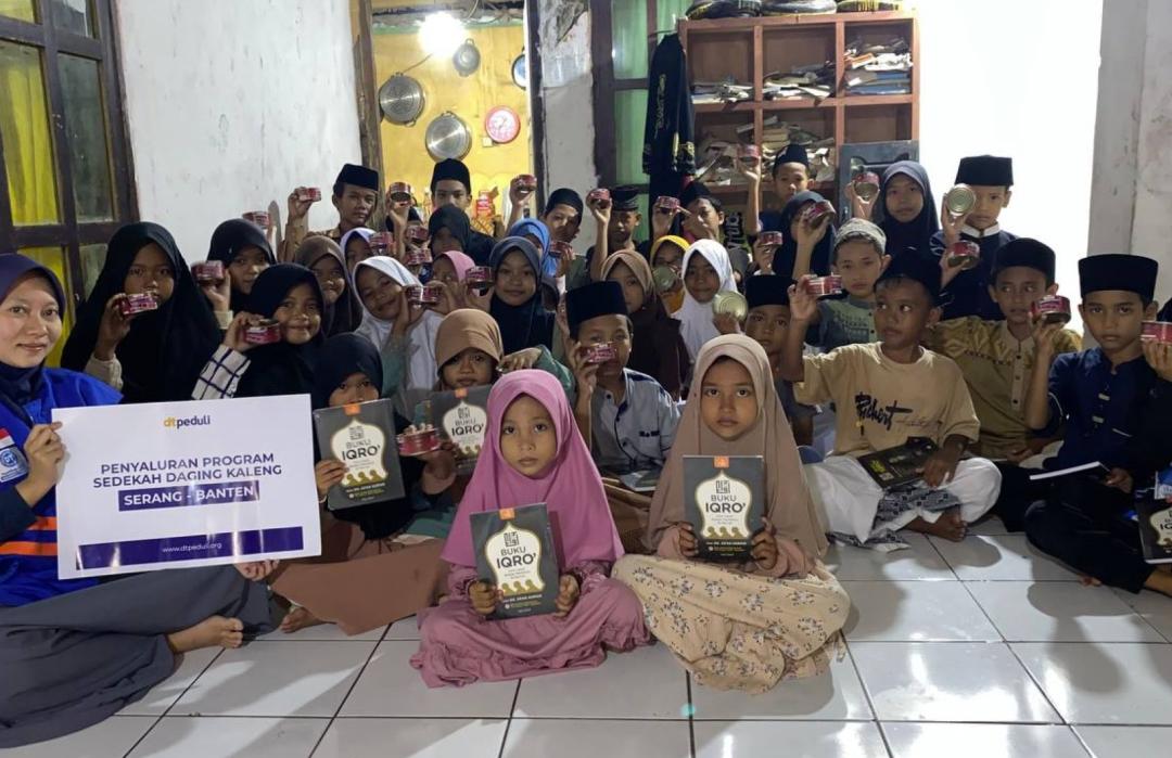 DT Peduli Serang Salurkan Daging Kaleng dan Iqro di Kampung Curug Warnasari 