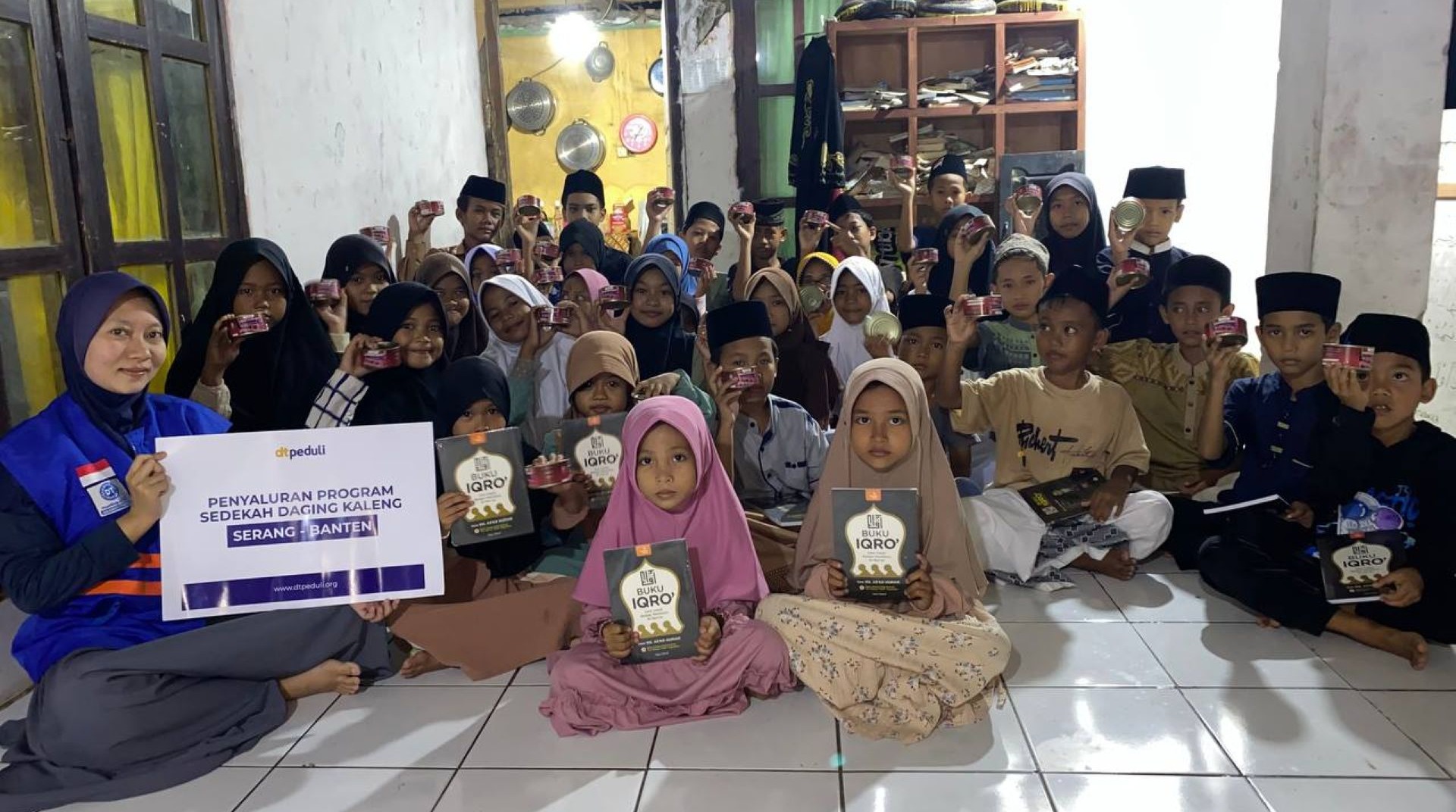 DT Peduli Serang Salurkan Daging Kaleng dan Iqro di Kampung Curug Warnasari 