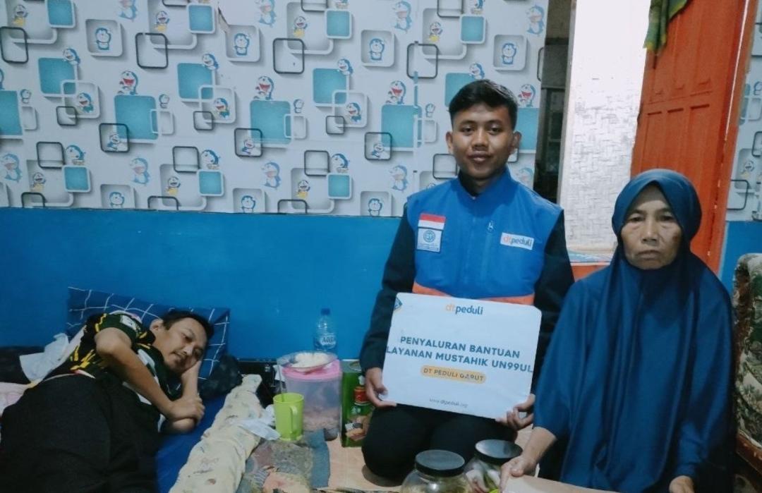 DT Peduli Garut Salurkan Bantuan Kemanusiaan untuk Pepen Supendi yang Mengalami Kelumpuhan 
